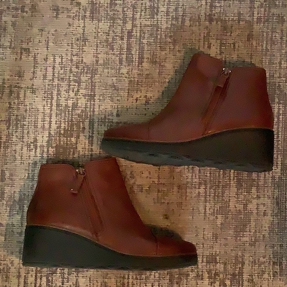 Clarks Brown Booties Ultimate Comfort Collection Size 8
